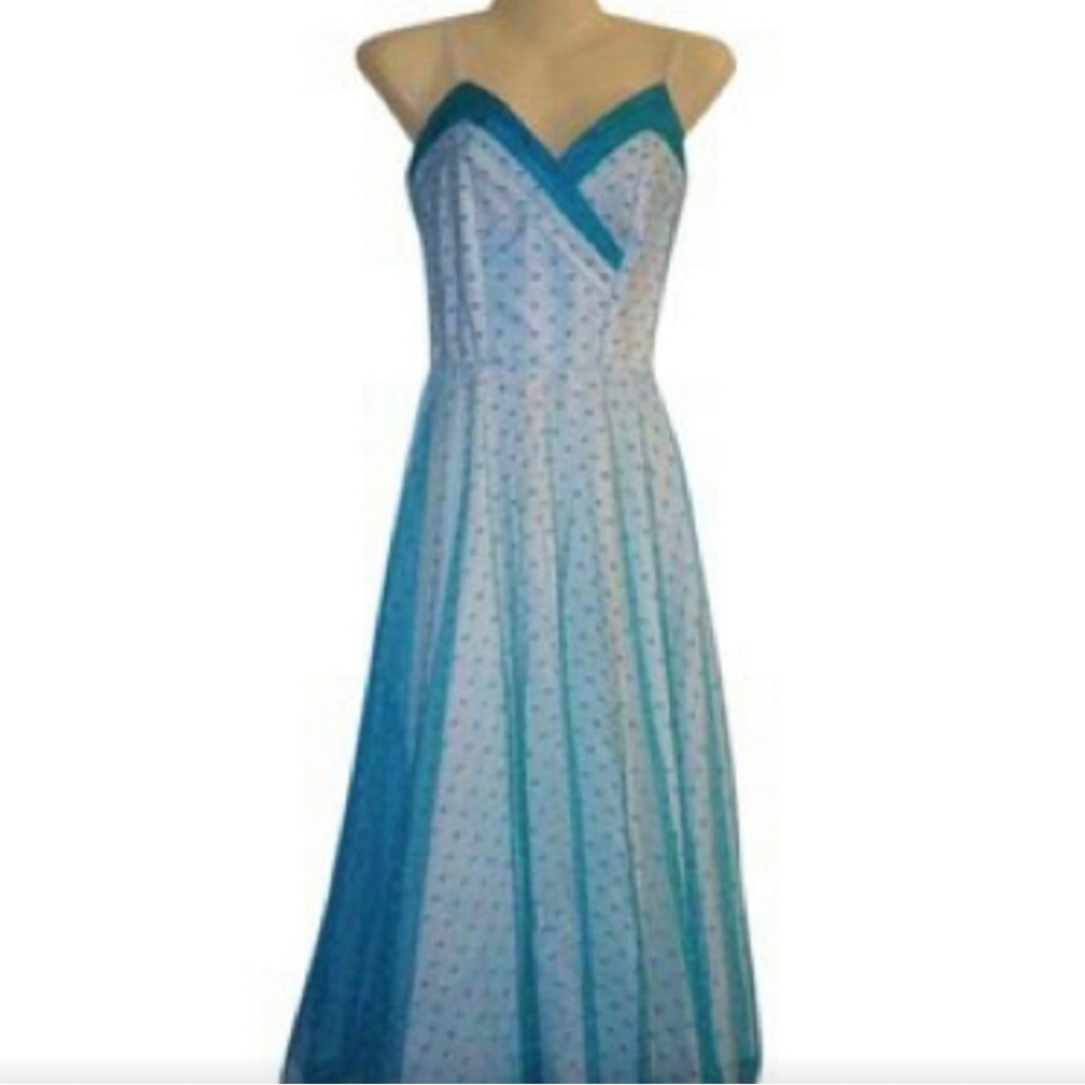 Vintage Blue strapless gown with fully lined fabric and flowing hem - Picture 4 of 8